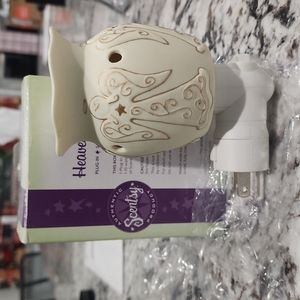 Brand new in box scentsy plug in warmer